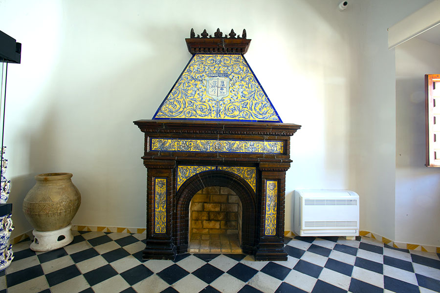 Chimenea de azulejos realizados en el Taller de Gestoso de Sevilla