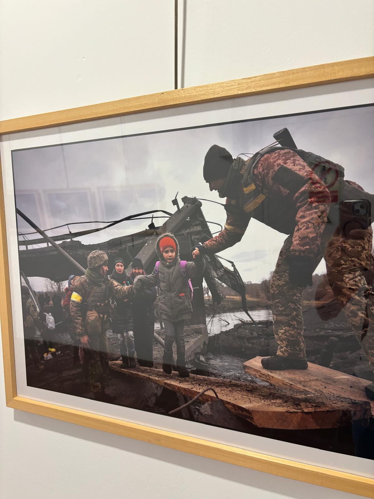 Vista de la exposición: UCRANIA, la guerra de los civiles. Luis de Vega.